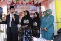 Foto: Bupati Sumenep Achmad Fauzi Wongsojudo saat mendatangi stand peserta Festival Desa Wisata 2024.