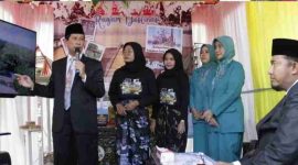 Foto: Bupati Sumenep Achmad Fauzi Wongsojudo saat mendatangi stand peserta Festival Desa Wisata 2024.