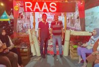 Foto: Camat Raas Subiakto berpose didepan stand Kecamatan Raas pada Festival Desa Wisata 2024.