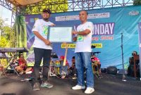 Foto: Penyerahan sertifikat REC diberikan langsung oleh Manajer PLN UP3 Pamekasan Fahmi Fahresi kepada Bupati Achmad Fauzi Wongsojudo.