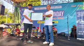 Foto: Penyerahan sertifikat REC diberikan langsung oleh Manajer PLN UP3 Pamekasan Fahmi Fahresi kepada Bupati Achmad Fauzi Wongsojudo.