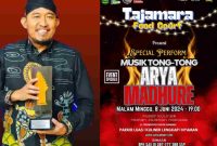 Foto: Bupati Sumenep saat menerima penghargaan (kiri) Pamflet Tajamara Food Court (kanan )