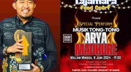 Foto: Bupati Sumenep saat menerima penghargaan (kiri) Pamflet Tajamara Food Court (kanan )