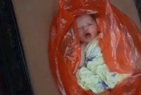 Foto: Bayi baru lahir ditemukan warga terbungkus kresek 