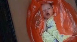 Foto: Bayi baru lahir ditemukan warga terbungkus kresek 