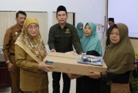 Foto: Wakil Bupati Sumenep Dewi Khalifah saat menyerahkan bantuan, di Aula Potre Koneng Kantor Bappeda 