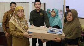 Foto: Wakil Bupati Sumenep Dewi Khalifah saat menyerahkan bantuan, di Aula Potre Koneng Kantor Bappeda 
