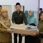 Foto: Wakil Bupati Sumenep Dewi Khalifah saat menyerahkan bantuan, di Aula Potre Koneng Kantor Bappeda 