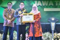 Foto: Penghargaan dari Gubernur Jawa Timur kepada Bupati Sumenep Dr. H.Achmad Fauzi Wongsojudo, sebagai Kepala Daerah yang telah memberikan dukungan sinergi dan kolaborasi pembinaan penyuluhan bidang kehutanan diterima oleh Wakil Bupati Dewi Khalifah