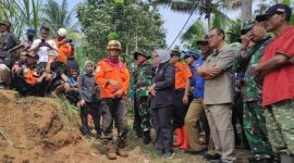 Foto: Bupati Blitar, Rini Syarifah bersama Dandim Blitar dan Dantim Basarnas Pos Sar Trenggalek mengecek lokasi tanah longsor di Kesamben Kabupaten Blitar, Senin (1/7/2024).
