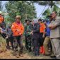 Foto: Bupati Blitar, Rini Syarifah bersama Dandim Blitar dan Dantim Basarnas Pos Sar Trenggalek mengecek lokasi tanah longsor di Kesamben Kabupaten Blitar, Senin (1/7/2024).