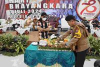 Foto: Kapolres Sumenep potong tumpeng dekat Gus Miftah 