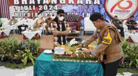 Foto: Kapolres Sumenep potong tumpeng dekat Gus Miftah 