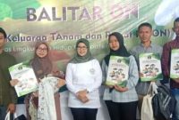 Foto: Bupati Blitar bersama warga meluncurkan program satu bayi satu pohon di RTH Kanigoro