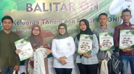 Foto: Bupati Blitar bersama warga meluncurkan program satu bayi satu pohon di RTH Kanigoro