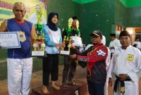 Foto : Sekwan DPRD Sumenep Yanuar Yudha Bachtiar didampingi Ketua PSN Cabang Sumenep, Imam Syafi’i menyerahkan sertifikat dan medali

