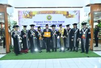 Foto: Bupati Achmad Fauzi Wongsojudo di Sidang Terbuka Promosi Doktor pada Program Pascasarjana Universitas Merdeka Malang, berhasil mempertahankan disertasinya di hadapan promotor dan penguji Unmer Malang, dan meraih predikat cumlaude, di Unmer Malang, Jumat (12/07/2024).