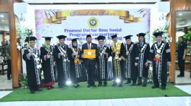 Foto: Bupati Achmad Fauzi Wongsojudo di Sidang Terbuka Promosi Doktor pada Program Pascasarjana Universitas Merdeka Malang, berhasil mempertahankan disertasinya di hadapan promotor dan penguji Unmer Malang, dan meraih predikat cumlaude, di Unmer Malang, Jumat (12/07/2024).