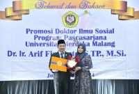 Foto: Kepala Bappeda Sumenep Dr. Ir. Arif Firmanto S. TP, M. Si, bersama istri tercintanya tampak tersenyum bahagia.