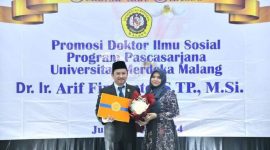 Foto: Kepala Bappeda Sumenep Dr. Ir. Arif Firmanto S. TP, M. Si, bersama istri tercintanya tampak tersenyum bahagia.