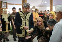 Ket: Para empu dan masyarakat Desa Aeng Tong-tong, Kecamatan Saronggi, melakukan kirab penyerahan pusaka keraton di Pendopo Agung Sumenep 