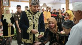 Ket: Para empu dan masyarakat Desa Aeng Tong-tong, Kecamatan Saronggi, melakukan kirab penyerahan pusaka keraton di Pendopo Agung Sumenep 