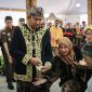 Ket: Para empu dan masyarakat Desa Aeng Tong-tong, Kecamatan Saronggi, melakukan kirab penyerahan pusaka keraton di Pendopo Agung Sumenep 