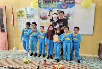 Ket : Rangkaian Masa Pengenalan Lingkungan Sekolah (MPLS) SDN Romben Rana Dungkek, Sumenep  resmi ditutup dengan pemberian hadiah kepada para murid.
