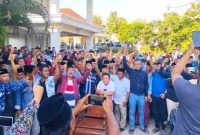 Foto: Masyarakat se-Ketapang Raya menyambut bahagia putusan PN Sampang atas vonis 8 bulan Kades Ketapang Daya.