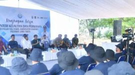 Foto: Menteri (KKP) RI Sakti Wahyu Trenggono berkunjung ke Pulau Kesehatan Gili Iyang  untuk menikmati udara yang memiliki kadar oksigen terbaik kedua di dunia dengan didampingi Bupati Sumenep, sejumlah pejabat  dan jajaran Forkopimda 
