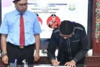 Bupati menandatangani Perjanjian Kerja Sama (PKS) Bidang Hukum Perdata dan TUN di Ruang Paseban Panembahan Mandaraka Keraton, Kamis (04/07/2024).
