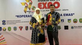 Foto: Mewakili Bupati Sumenep Dr. H. Achmad Fauzi Wongsojudo, Wakil Bupati Sumenep Nyai Dewi Khalifah menerima penghargaan dengan didampingi Kepala Dinas Koperasi Usaha Kecil Menengah Perindustrian dan Perdagangan (Diskop UKM dan Perindag) Sumenep Moh. Ramli di Gedung SMESCO Jakarta