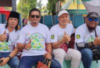 Foto: Sekwan DPRD Sumenep Yanuar Yudha Bachtiar, S.Pi., M.Si sesi foto dengan panitia Parade Kendaraan listrik bertajuk Madura EV Funday di Taman Adipura Sumenep