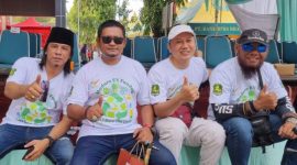 Foto: Sekwan DPRD Sumenep Yanuar Yudha Bachtiar, S.Pi., M.Si sesi foto dengan panitia Parade Kendaraan listrik bertajuk Madura EV Funday di Taman Adipura Sumenep