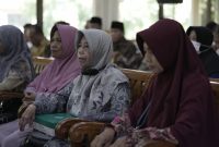 CAPTION FOTO:
Wakil Rektor Bidang SDM UMY Prof. Dr. Nano Prawoto melepas jamaah umroh, 60 pegawai UMY beserta keluarganya, di Kampus UMY, Senin 5 Agustus 2024. (Humas UMY)