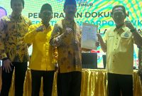 Ket foto: Wakil Ketua DPD Golkar Jawa Timur, Heri Soegihono saat menyerahkan surat rekomendasi kepada Fattah Jasin saat acara Penyerahan Dokumen B.Persetujuan.Parpol.KWK untuk Paslon Kepala Daerah se-Provinsi Jawa Timur, Senin (26/8/2024) malam.