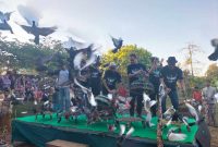 Foto: Bupati Sumenep Achmad Fauzi Wongsojudo melepas puluhan burung merpati ke angkasa pada festival Dara Oddag 2024 di desa Wisata Semaan 