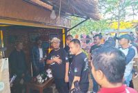 Foto: Bupati Sumenep Achmad Fauzi Wongsojudo memborong 100 pcs topeng ukir bernilai seni tinggi usai membuka festival Dara Oddag 2024 