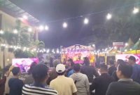 Foto: 2 penyanyi perwakilan Disperkimhub Sumenep tampil memukau diatas panggung .