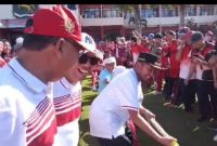 Foto: Bupati Sumenep saat membuka lomba tarik tambang .