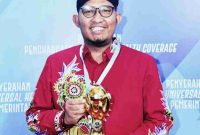 Foto: Bupati Sumenep Dr. H.  Ahmad Fauzi Wongsojudo terima penghargaan UHC Kategori Utama dari Menteri PMK di Jakarta