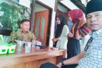 Foto: Ketua Baznas Kabupaten Sumenep, M.Syukri saat menerima berkas calon penerima Beasiswa Perguruan Tinggi di Kantornya 