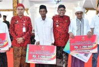 Foto: Bupati Sumenep menunjukkan wujud kecintaan terhadap para guru ngaji .