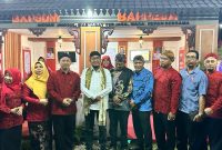 Foto: Bupati Sumenep Achmad Fauzi Wongsojudo didampingi Sekda Ir. Edy Rasyadi dan kepala Bappeda dr. Ir. Arif Firmanto sesi foto bersama jajaran BKPSDM dan Bappeda Sumenep di depan stand pada event Madura Night Vaganza 2024.