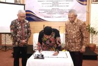 Foto: Bupati Sumenep Achmad Fauzi Wongsojudo menandatangani Nota Kesepahaman atau Memorandum of Understanding (MoU) dengan Direktur Manufacturing PT. Solusi Bangun Indonesia Tbk (SBI) Soni Asrul Sani mengenai pengelolaan sampah