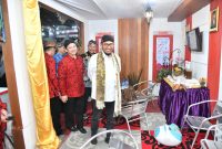 Foto: Bupati Sumenep Achmad Fauzi Wongsojudo didampingi PLT Kepala BKPSDM saat meninjau stand pembangunan BKPSDM pada festival Madura Night Vaganza 2024 di GOR A Yani .