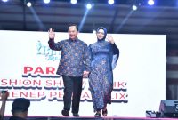 Foto: Kepala Bappeda Sumenep Dr. Ir. Arif Firmanto, S.T.P., M.Si bersama istri tercintanya tampil bak raja dan ratu pada Parade Batik Festival 2024 .