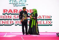 Foto: Tampil di Parade Fashion Show Batik Pentahelix, Kadiskominfo Sumenep Indra Wahyudi bersama sang istri tampil berwibawa dengan balutan busana batik hasil produksi lokal 