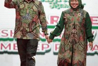 Foto: Direktur Utama (Dirut) Bank BPRS Bhakti Sumekar Sumenep Hairil Fajar bersama istri tercintanya drg. Ellya Fardasah, M.Kes.yang merupakan kepala Dinas Kesehatan P2KB Kabupaten Sumenep