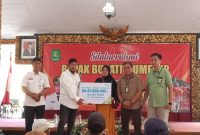 Foto: Bupati  Sumenep Achmad Fauzi Wongsojudo menyerahkan santunan Jaminan Kematian atau JKM kepada peserta BPJS Ketenagakerjaan yang meninggal dunia kepada ahli warisnya warga Kalianget 
